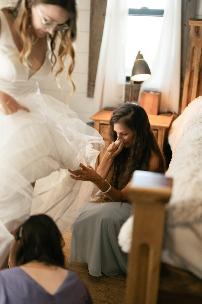 getting ready photos mom helping bride with dress bend oregon wedding photography