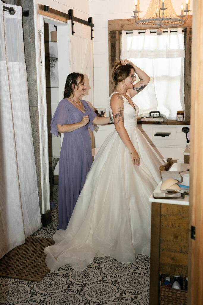 getting ready photos mom helping bride with dress bend oregon wedding photography
