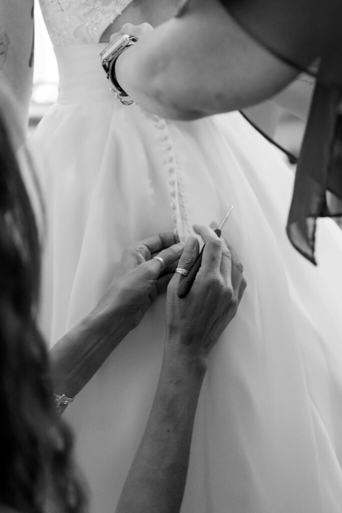 getting ready photos mom helping bride with dress bend oregon wedding photography